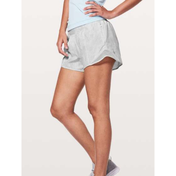 Women's Lululemon Hotty Hot Shorts Size 12 Long White/Cream with Beige Lining - Picture 1 of 6